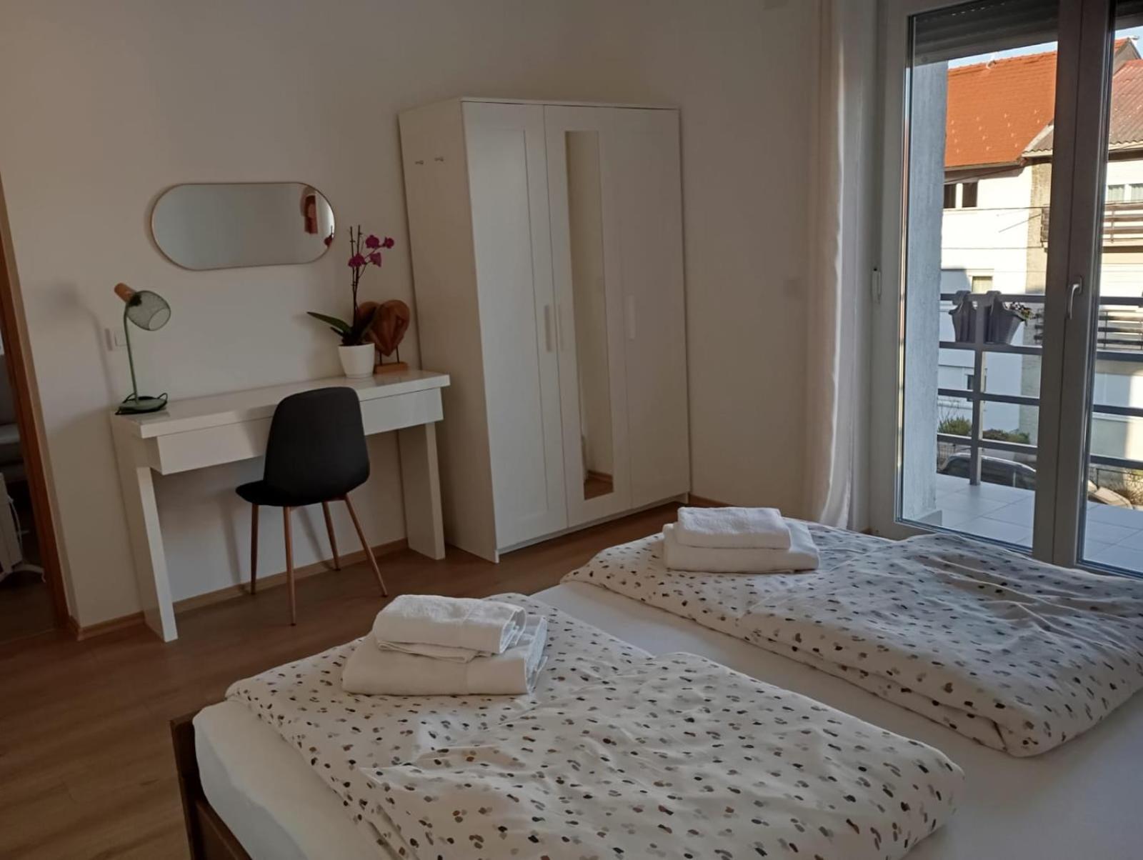 , With Balcony And Free Parking Apartman *